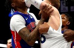 LOL决赛-场面混乱，双方球员纠缠不清