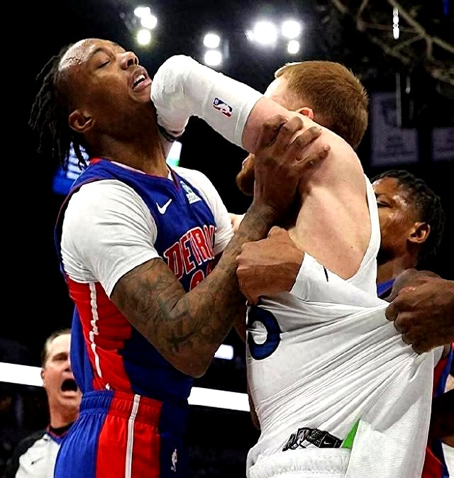 场面混乱,双方球员纠缠不清 场面混乱,双方球员纠缠不清