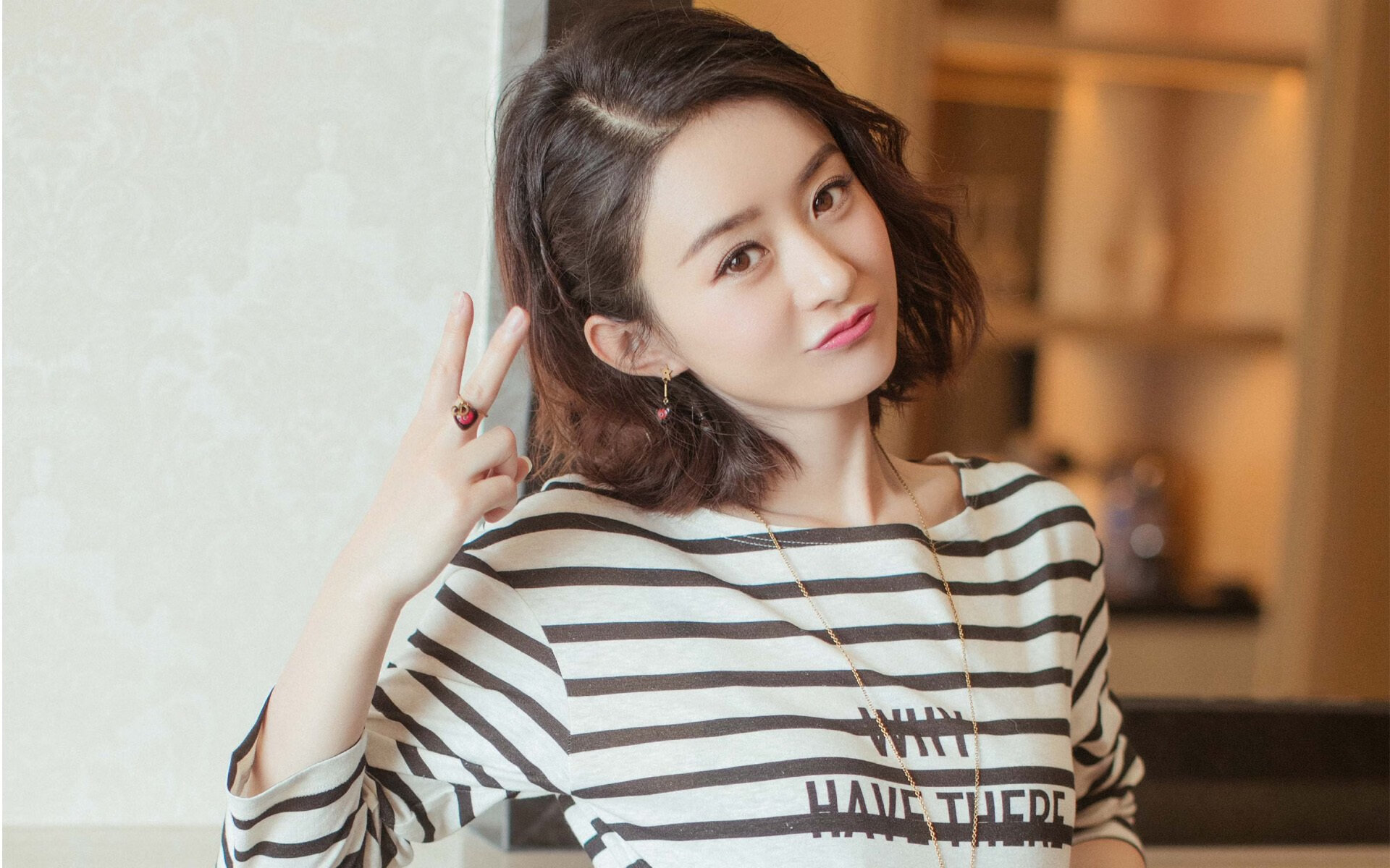 绿茵场与篮球馆的平行叙事,淘汰赛的戏剧法则